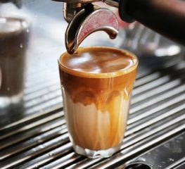 เครื่องดื่มแนวใหม่ “Dirty Coffee” คืออะไร ทำไมกระแสมาแรงจังช่วงนี้