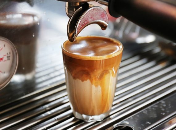 เครื่องดื่มแนวใหม่ “Dirty Coffee” คืออะไร ทำไมกระแสมาแรงจังช่วงนี้