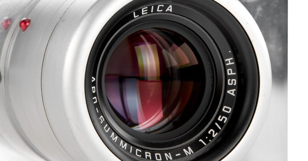 Jony Ive เจ้าของผลงานการออกแบบผลิตภัณฑ์ Apple และ Marc Newson ร่วมออกแบบโปรโตไทป์ของกล้อง Leica