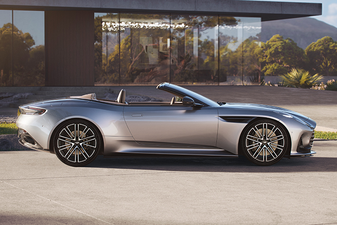 Aston Martin เปิดตัวแรงแซงหน้าด้วย DB12 Volante ปี 2024