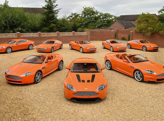 คอลเลกชัน Eight Orange 2010 Aston Martins กำลังมุ่งหน้าสู่การประมูล