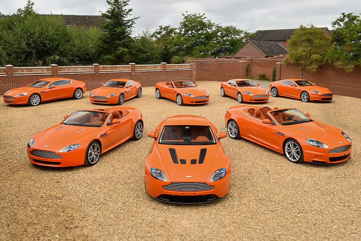 คอลเลกชัน Eight Orange 2010 Aston Martins กำลังมุ่งหน้าสู่การประมูล