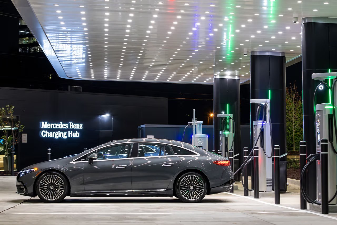 Mercedes-Benz เปิดตัวศูนย์กลางการชาร์จ EV แห่งแรกในสหรัฐอเมริกา