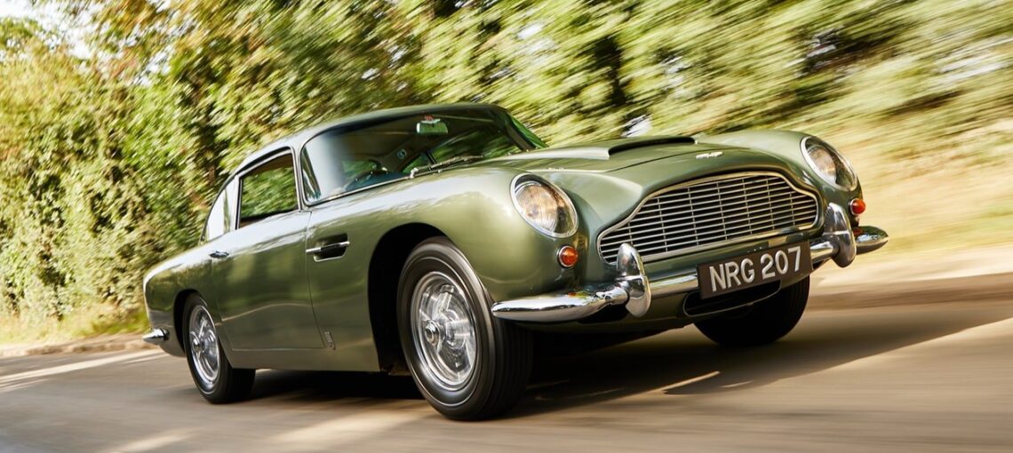แม้จะอายุ 60 ปีแล้ว Aston Martin DB5 ก็ยังคงรู้สึกเหมือนเป็นรถสปอร์ตที่จริงจัง และสง่างามเหนือกาลเวลา