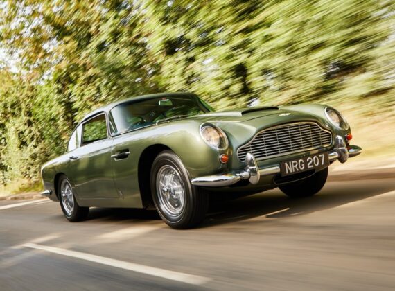 แม้จะอายุ 60 ปีแล้ว Aston Martin DB5 ก็ยังคงรู้สึกเหมือนเป็นรถสปอร์ตที่จริงจัง และสง่างามเหนือกาลเวลา